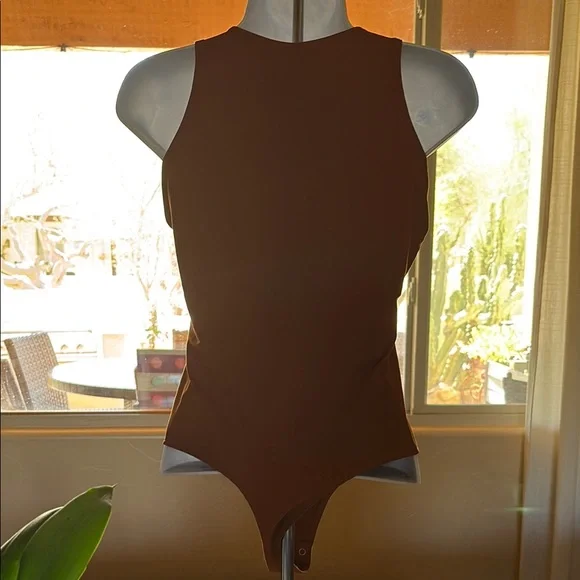 ReoRia Rust Bodysuit with Crew Neck and Form-Fitting Design - Picture 4 of 4